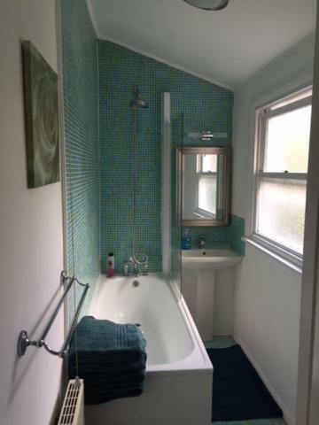 Perfect 2 Bedroom Flat Shepherds Bush W12 London
